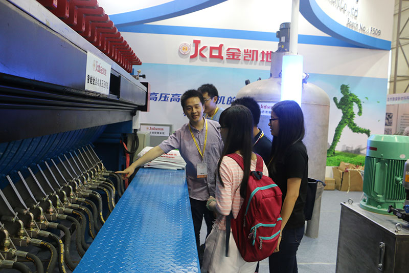 領(lǐng)導(dǎo)視察金凱地壓濾機(jī)